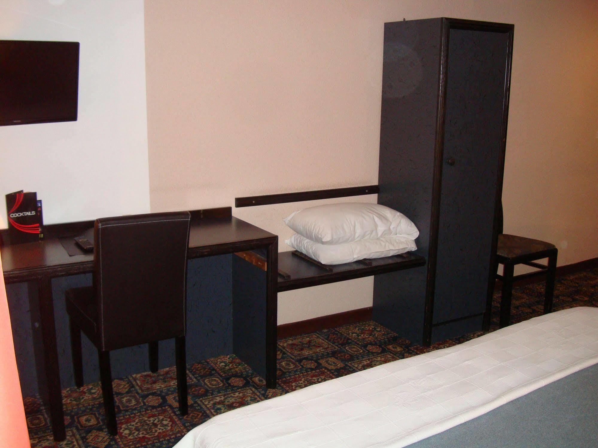 Hotel De La Cloche Dole Ngoại thất bức ảnh