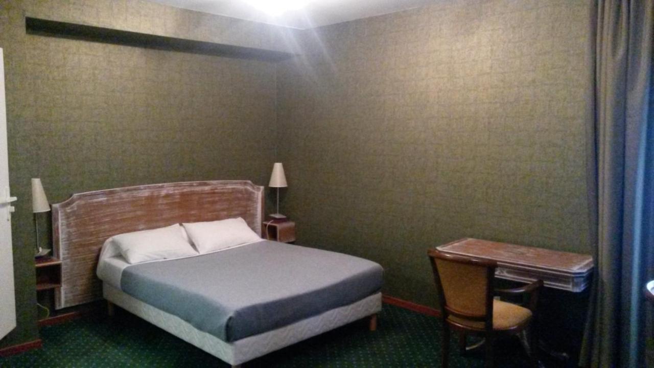 Hotel De La Cloche Dole Ngoại thất bức ảnh